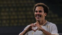 Namun keunggulan itu tak bertahan lama. Oliveira segera menyamakan skor di menit ke-65. Tembakannya ke sudut kiri gawang tak mampu dijangkau Eduardo. Dua menit berselang, tim tamu berbalik unggul.