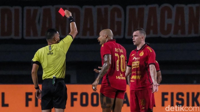 Persija kalah saat menjamu Arema di Stadion Patriot, Bekasi, Minggu (9/3/2025). Dua pemain Persija Maciej Gajos dan Gustavo terkena kartu merah pada babak pertama.