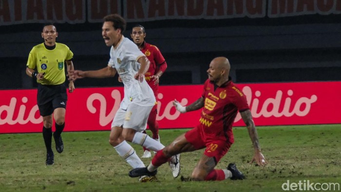 Persija kalah saat menjamu Arema di Stadion Patriot, Bekasi, Minggu (9/3/2025). Dua pemain Persija Maciej Gajos dan Gustavo terkena kartu merah pada babak pertama.