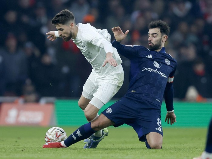 LONDON, ENGLAND - JANUARY 12: Jorginho of Arsenal and Bruno Fernandes of Manchester United challenge during the Emirates FA Cup Third Round match between Arsenal and Manchester United at Emirates Stadium on January 12, 2025 in London, England. (Photo by Nigel French/Sportsphoto/Allstar via Getty Images)