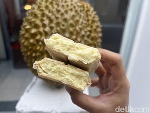 Unik! Beli Dessert dan Sandwich Durian Monthong Asli ala Mesin ATM Unik! Beli Dessert dan Sandwich Durian Monthong Asli ala Mesin ATM