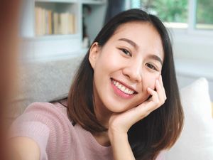 11 Cara Memerahkan Bibir secara Alami, Nggak Mahal dan Bisa Coba di Rumah 11 Cara Memerahkan Bibir secara Alami, Nggak Mahal dan Bisa Coba di Rumah