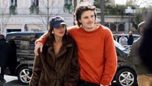 Adu Gaya Cruz & Romeo Beckham Bareng Pacar, Nonton Show Victoria Beckham
