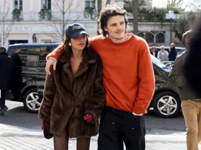 Adu Gaya Cruz & Romeo Beckham Bareng Pacar, Nonton Show Victoria Beckham