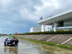 Bahu-membahu Hadapi Banjir di Cipanileman dengan Gerobak Bahu-membahu Hadapi Banjir di Cipanileman dengan Gerobak