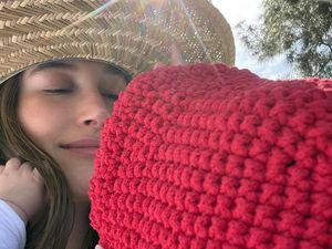 Hailey Beiber Unggah Foto Terbaru Sang Anak, Bikin Gemas Hailey Beiber Unggah Foto Terbaru Sang Anak, Bikin Gemas