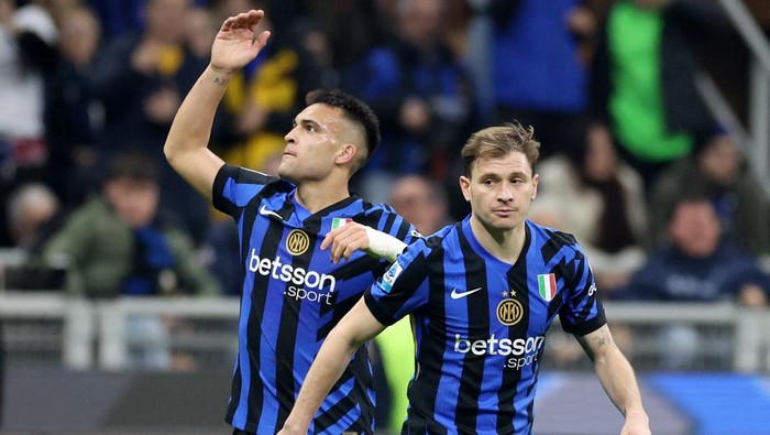 Inter Milan Soccer Football - Serie A - Inter Milan v Monza - San Siro, Milan, Italy - March 8, 2025 Inter Milan's Lautaro Martinez celebrates scoring their third goal with Nicolo Barella REUTERS/Claudia Greco