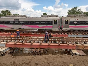 Jalur KA di Grobogan yang Terdampak Banjir Kembali Dilintasi Kereta Jalur KA di Grobogan yang Terdampak Banjir Kembali Dilintasi Kereta