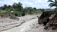 Potret Jembatan Ambruk Diterjang Banjir Bandang di Bojonegoro