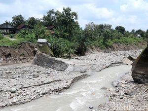 Potret Jembatan Ambruk Diterjang Banjir Bandang di Bojonegoro Potret Jembatan Ambruk Diterjang Banjir Bandang di Bojonegoro