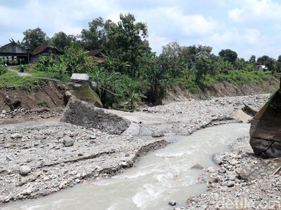 Potret Jembatan Ambruk Diterjang Banjir Bandang di Bojonegoro
