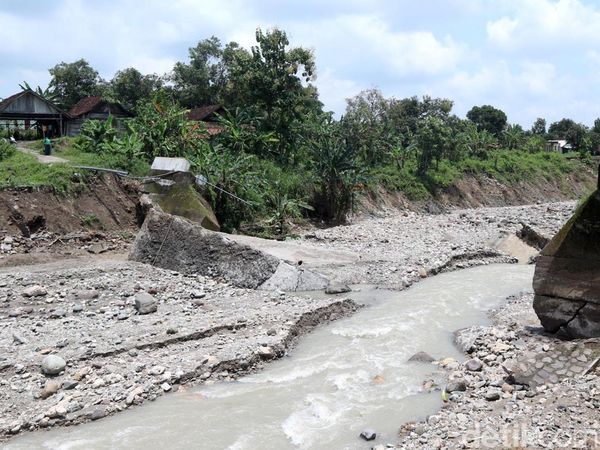 Potret Jembatan Ambruk Diterjang Banjir Bandang di Bojonegoro