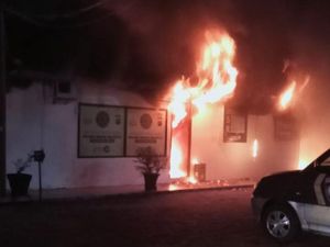 Kantor Polsek Helvetia di Medan Terbakar Kantor Polsek Helvetia di Medan Terbakar