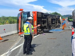 Bus Rosalia Indah Terguling di Tol Batang-Semarang