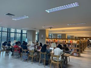 Warga Pilih Ngabuburit di Perpustakaan TIM: Tetap Bisa Nongkrong Warga Pilih Ngabuburit di Perpustakaan TIM: Tetap Bisa Nongkrong