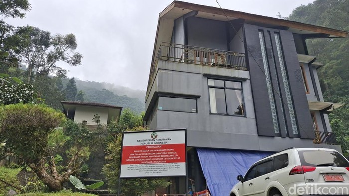 Kementerian Kehutanan dan Kementerian ATR/BPN melakukan penyegelan terhadap empat vila karena berdiri di lahan hutan produksi di Puncak Bogor, Jawa Barat. (M Sholihin/detikcom)