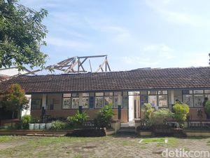 Atap 2 Ruang Kelas SDN 2 Purwosari Kudus Ambruk, KBM Pindah ke Perpus-UKS Atap 2 Ruang Kelas SDN 2 Purwosari Kudus Ambruk, KBM Pindah ke Perpus-UKS