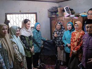 Peduli Warga, Ketua TP PKK Palembang Beri Kursi Roda untuk Nurjana yang Stroke Peduli Warga, Ketua TP PKK Palembang Beri Kursi Roda untuk Nurjana yang Stroke