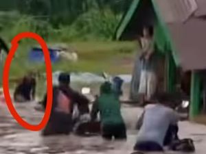 Hendak Seberangi Banjir di Gandus, Lansia Nyaris Tenggelam di Gorong-gorong