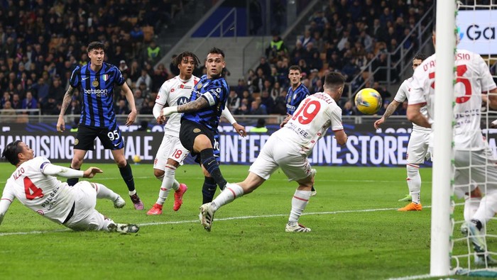MILAN, ITALY - MARCH 08, 2025: Lautaro Martinez of FC Internazionale Milano scores his teams first goal that was cancelled due to handball during the Serie A match between FC Internazionale Milano and AC Monza at Stadio Giuseppe Meazza. (Photo credit should read Fabrizio Bertani / GocherImagery/Future Publishing via Getty Images)
