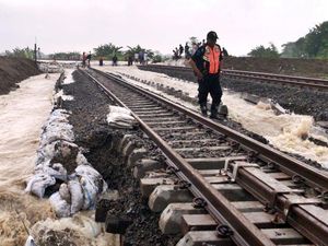 Banjir Rendam Jalur Kereta Api: 2 Perjalanan Batal dan 3 Memutar Banjir Rendam Jalur Kereta Api: 2 Perjalanan Batal dan 3 Memutar