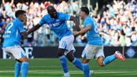 Napoli jadi tim pertama dalam musim yang diikuti 20 tim, untuk juara setelah finis peringkat 10 di musim sebelumnya. Mereka mempertajam rekor Juventus pada 2011/2012, yang juga ditangani Antonio Conte, saat juara setelah finis ketujuh di musim sebelumnya. (Foto: REUTERS/Ciro De Luca)