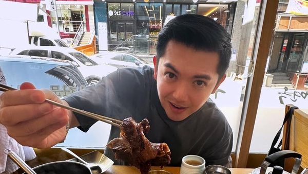 Nicky Tirta Bikin Roti Bakso hingga Kulineran di Korea