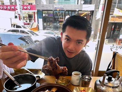 Nicky Tirta Bikin Roti Bakso hingga Kulineran di Korea