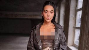 Potret Pacar Cristiano Ronaldo Pakai Korset di Paris Fashion Week