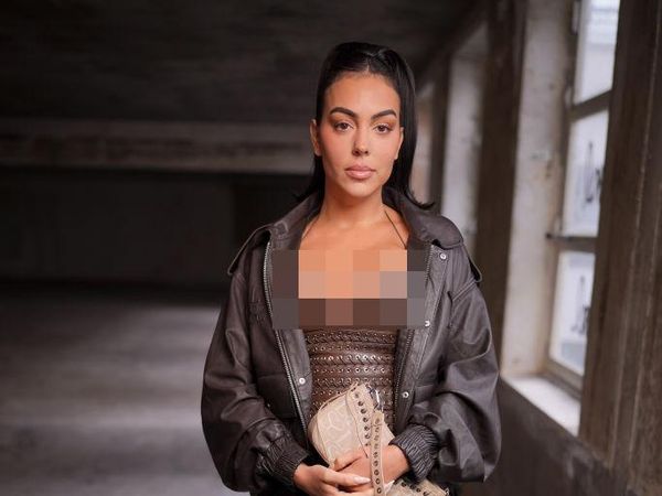 Potret Pacar Cristiano Ronaldo Pakai Korset di Paris Fashion Week