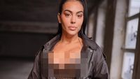 6 Gaya Georgina Rodriguez di Frot Row Paris Fashion Week, Seksi Pakai Korset