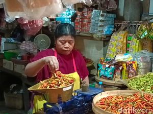 Pedagang Bojonegoro Mengeluh Sepi Pembeli gegara Harga Cabai Naik