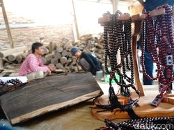 Berkah Ramadan untuk Perajin Tasbih Gaharu di Jombang