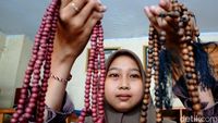 Melihat Pembuatan Tasbih Gaharu di Jombang