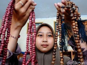 Melihat Pembuatan Tasbih Gaharu di Jombang Melihat Pembuatan Tasbih Gaharu di Jombang