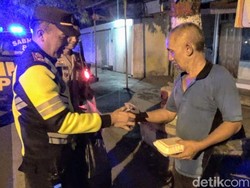 Polisi Bagi-bagi Makan Sahur untuk Pekerja di Ponorogo