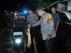 Patroli Sepertiga Malam di Jombang, Polisi Bagikan Makan Sahur Patroli Sepertiga Malam di Jombang, Polisi Bagikan Makan Sahur