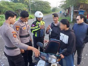 Patroli Cipkon Ramadan Tangkap 2 Pelajar Bawa Bubuk Petasan di Mojokerto Patroli Cipkon Ramadan Tangkap 2 Pelajar Bawa Bubuk Petasan di Mojokerto