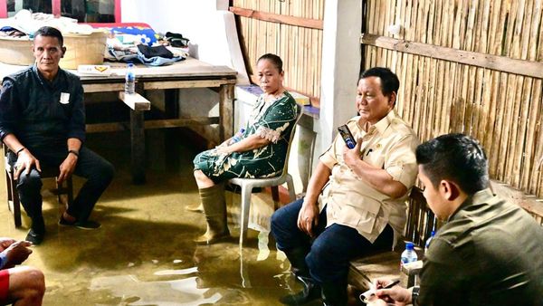 Momen Prabowo Cek Banjir Bekasi hingga Buka Puasa di Rumah Warga