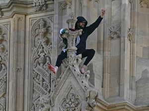 Pria Bawa Bendera Palestina Ditangkap Usai Panjat Big Ben London