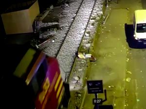 Video: Pria Ini Selamat Usai Ditabrak Kereta Saat Tertidur di Rel Video: Pria Ini Selamat Usai Ditabrak Kereta Saat Tertidur di Rel