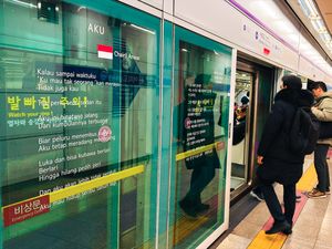Video: Potret Puisi Aku Chairil Anwar Mejeng di Stasiun Kereta Seoul Video: Potret Puisi Aku Chairil Anwar Mejeng di Stasiun Kereta Seoul