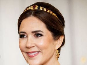 Foto Ratu Mary Pakai Tiara Langka, Tak Pernah Terlihat Selama 140 Tahun Foto Ratu Mary Pakai Tiara Langka, Tak Pernah Terlihat Selama 140 Tahun