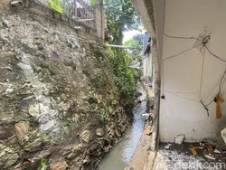 2 Orang Terluka Akibat Rumah Warga Jebol Diterjang Banjir di Depok