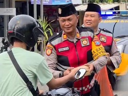 Samapta Polres Lamongan Bagikan Takjil dan Patroli Ngabuburit