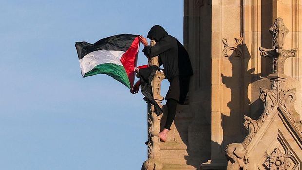 A man with a Palestinian flag stands on the Elizabeth Tower, commonly known as Big Ben, next to Houses of Parliament, in London, Britain March 8, 2025. REUTERS/Hannah McKay     TPX IMAGES OF THE DAY