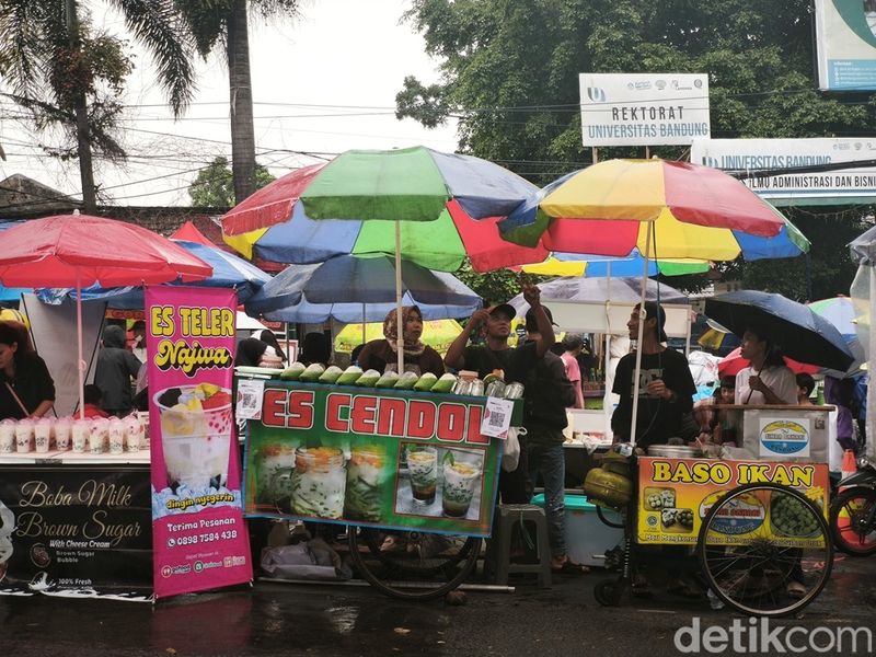 Suasana pedagang takjil di samping Masjid Pusdai Bandung.