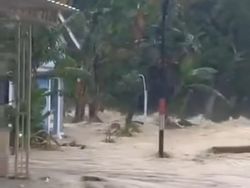 Video: Detik-detik Tanggul Jebol Rendam Puluhan Rumah di Grobogan