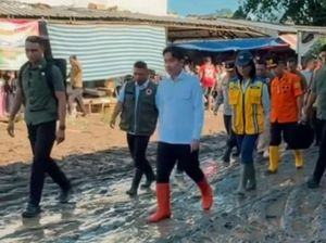 Momen Gibran Cek Banjir Sukabumi Pakai Sepatu Bot Susuri Jalan Berlumpur