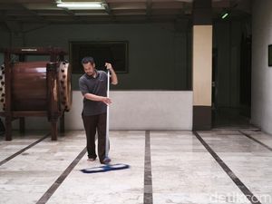Berkah Rawat Masjid Raya Bandung, Toto Sukses Kuliahkan Anak Berkah Rawat Masjid Raya Bandung, Toto Sukses Kuliahkan Anak